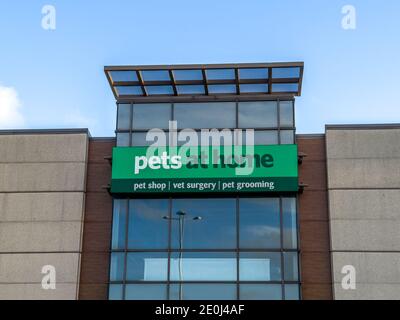 Belfast, Nordirland - 19. Dez 2020: Das Schild für Pets at Home Store Stockfoto