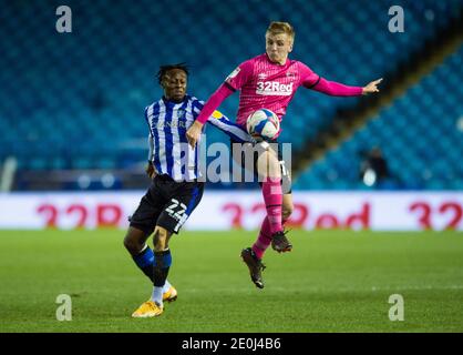 Sheffield, Großbritannien. Januar 2021. Louie Sibley von Derby County Zusammenstöße mit Moses Odubajo von Sheffield Mittwoch während der Sky Bet Championship Spiel in Hillsborough, Sheffield Bild von Matt Wilkinson/Focus Images/Sipa USA 01/01/2021 Kredit: SIPA USA/Alamy Live News Stockfoto