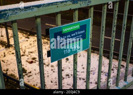 Samariter unterschreiben auf einer Straßenbrücke und versuchen Selbstmorde durch Springen zu verhindern. Stockfoto