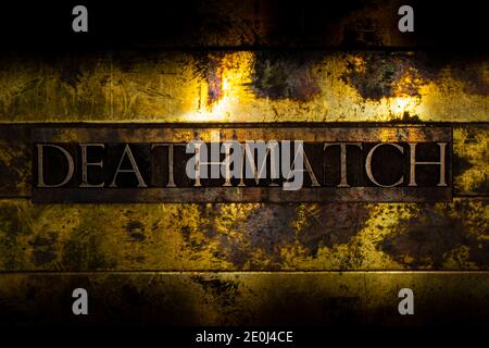 Deathmatch Text auf grunge texturiertem Kupfer und Gold Hintergrund Stockfoto