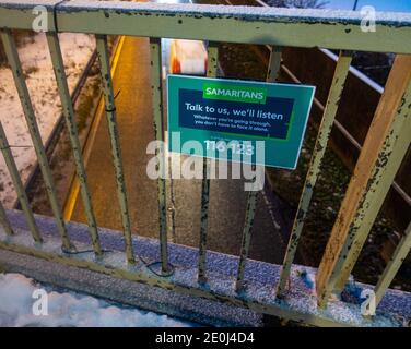 Samariter unterschreiben auf einer Straßenbrücke und versuchen Selbstmorde durch Springen zu verhindern. Stockfoto