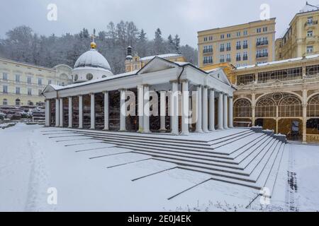 Marianske Lazne, Tschechische Republik - Dezember 29 2020: Winterlandschaft des Frühlingspavillons des Kreuzes in der Kurstadt in Westböhmen mit Kolonnade. Stockfoto