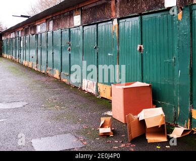 Reihe von Garagentoren in einem Vorort. Stockfoto