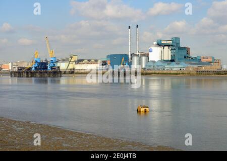 Tate & Lyle Zuckerraffinerie, Silvertown, Themse River, East London, Großbritannien Stockfoto