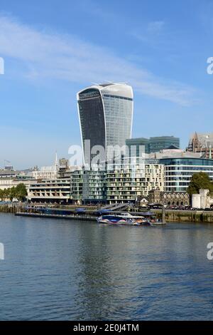 Tower Millennium Pier und Walkie Talkie Gebäude, Tower Hill' City of London, Großbritannien Stockfoto