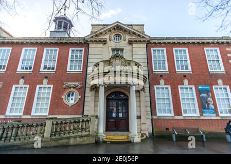 Worthing, 11. Dezember 2020: Das Museum und die Kunstgalerie in Worthing Stockfoto