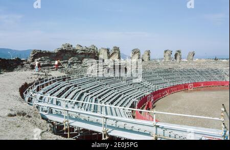 Frejus - wichtige römische Marktstadt im Südosten Frankreichs mit vielen beeindruckenden architektonischen Überresten. Amphitheater. Archivscan von einem Dia. April 1971. Stockfoto