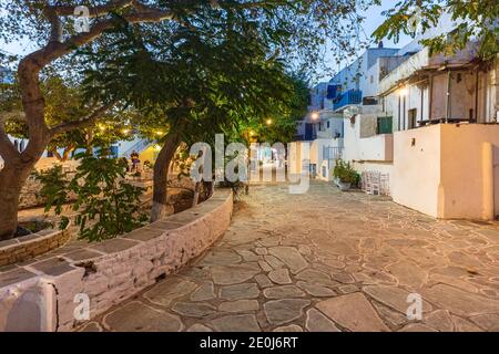 Folegandros Island, Chora, Griechenland - 23. September 2020: Blick auf den Hauptplatz von Chora mit lokalen Restaurants am Abend. Außentische mit gue Stockfoto