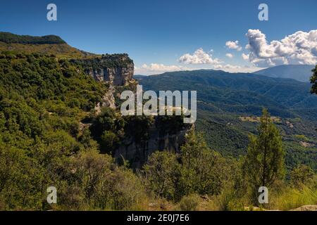 Panoramablick von der Spitze der Klippen von Collsacabra im Abenc-Gebiet mit dem Sau-Stausee unten. Tavertet, Katalonien, Spanien Stockfoto