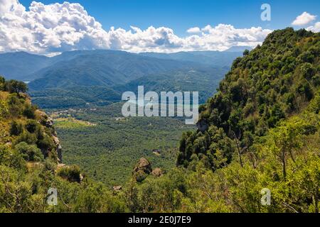 Panoramablick von der Spitze der Collsacabra Klippen des Stausees Sau. Tavertet, Katalonien, Spanien Stockfoto