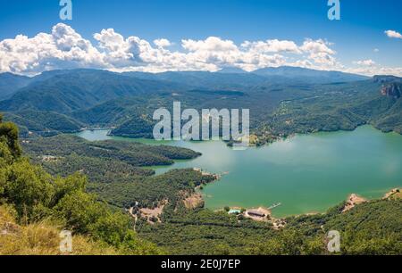 Panoramablick auf den Stausee Sau y las Guillerias von den Klippen von Tavertet, Katalonien, Spanien Stockfoto