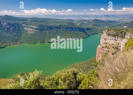 Panoramablick auf den westlichen Bereich des Stausees Sau von den Klippen von Tavertet, Katalonien, Spanien Stockfoto