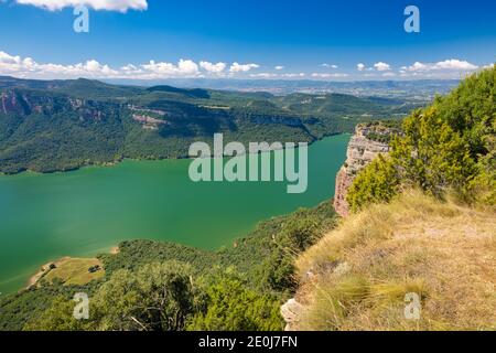 Panoramablick auf den westlichen Bereich des Stausees Sau von den Klippen von Tavertet, Katalonien, Spanien Stockfoto