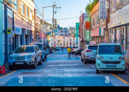 BUSAN, KOREA, 30. OKTOBER 2019: Die Menschen schlendern auf einer Straße im Gamcheon Kulturdorf in Busan, Republik Korea Stockfoto