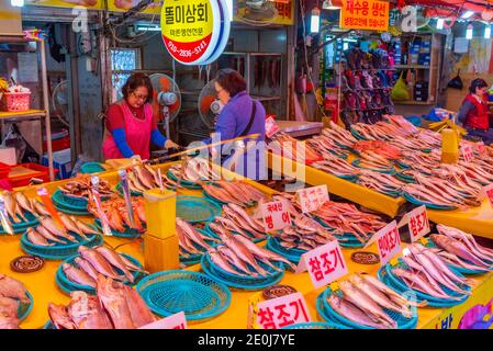 BUSAN, KOREA, 30. OKTOBER 2019: Auf dem Jagalchi-Fischmarkt in Busan, Republik Korea, kaufen die Menschen Meeresfrüchte Stockfoto