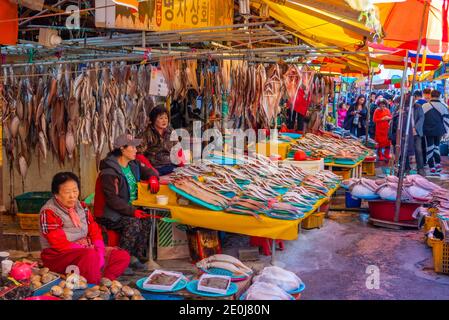 BUSAN, KOREA, 30. OKTOBER 2019: Auf dem Jagalchi-Fischmarkt in Busan, Republik Korea, kaufen die Menschen Meeresfrüchte Stockfoto