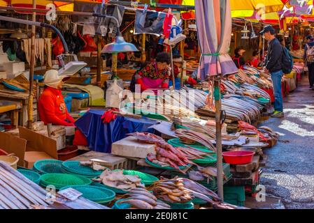 BUSAN, KOREA, 30. OKTOBER 2019: Auf dem Jagalchi-Fischmarkt in Busan, Republik Korea, kaufen die Menschen Meeresfrüchte Stockfoto