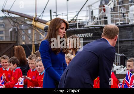 Am 23. Oktober 2015 machten der Herzog und die Herzogin von Cambridge ihren offiziellen königlichen Besuch in Dundee, der Stadt der Entdeckung. Das Königspaar Prinz William und Kate Middleton kam am Discovery Point für eine kurze Tour von Kapitän Scotts 1912 Antarktisexpedition Schiff The RRS Discovery in Dundee Schottland, Großbritannien an Stockfoto