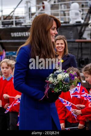 Am 23. Oktober 2015 machten der Herzog und die Herzogin von Cambridge ihren offiziellen königlichen Besuch in Dundee, der Stadt der Entdeckung. Das Königspaar Prinz William und Kate Middleton kam am Discovery Point für eine kurze Tour von Kapitän Scotts 1912 Antarktisexpedition Schiff The RRS Discovery in Dundee Schottland, Großbritannien an Stockfoto