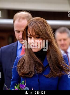 Am 23. Oktober 2015 machten der Herzog und die Herzogin von Cambridge ihren offiziellen königlichen Besuch in Dundee, der Stadt der Entdeckung. Das Königspaar Prinz William und Kate Middleton kam am Discovery Point für eine kurze Tour von Kapitän Scotts 1912 Antarktisexpedition Schiff The RRS Discovery in Dundee Schottland, Großbritannien an Stockfoto