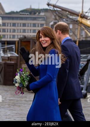 Am 23. Oktober 2015 machten der Herzog und die Herzogin von Cambridge ihren offiziellen königlichen Besuch in Dundee, der Stadt der Entdeckung. Das Königspaar Prinz William und Kate Middleton kam am Discovery Point für eine kurze Tour von Kapitän Scotts 1912 Antarktisexpedition Schiff The RRS Discovery in Dundee Schottland, Großbritannien an Stockfoto