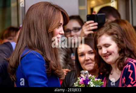 Am 23. Oktober 2015 machten der Herzog und die Herzogin von Cambridge ihren offiziellen königlichen Besuch in Dundee, der Stadt der Entdeckung. Das Königspaar Prince William und Kate Middleton wurden von den Studenten der Universität vor dem Haupteingang der Dundee Abertay University in Schottland, Großbritannien, empfangen Stockfoto