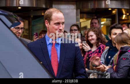 Am 23. Oktober 2015 machten der Herzog und die Herzogin von Cambridge ihren offiziellen königlichen Besuch in Dundee, der Stadt der Entdeckung. Das Königspaar Prince William und Kate Middleton wurden von den Studenten der Universität vor dem Haupteingang der Dundee Abertay University in Schottland, Großbritannien, empfangen Stockfoto