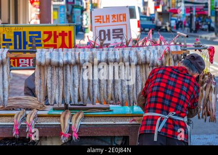 BUSAN, KOREA, 30. OKTOBER 2019: Auf dem Jagalchi-Fischmarkt in Busan, Republik Korea, kaufen die Menschen Meeresfrüchte Stockfoto