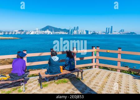 BUSAN, KOREA, 30. OKTOBER 2019: Koreanische Damen bewundern das Panorama von Busan aus Igidae, Republik Korea Stockfoto