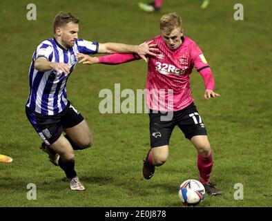 Sheffield Mittwoch Tom Lees (links) und Derby County Louie Sibley während der Sky Bet Championship Spiel in Hillsborough, Sheffield. Stockfoto