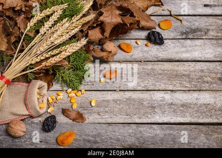 Konzept Feier orthodoxe Weihnachten auf rustikalen Holztisch. Fastfood und Heiligabend Dekoration in Serbien. Stockfoto