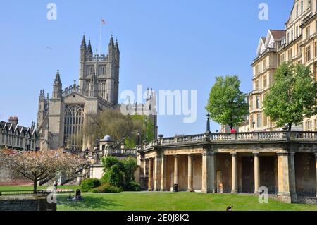 Parade Gärten im Frühling mit dem alten Empire Hotel, jetzt Wohnungen, mit Bath Abbey im Zentrum. Bad. England, Großbritannien Stockfoto