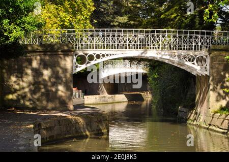 Die gusseisernen Brücken, die vom Architekten John Rennie entworfen wurden Über den Kennet und Avon Kanal, wie es passe durch Die Sydney Gradens in der Stadt Bath.Some Stockfoto