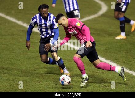 Lee Buchanan von Derby County läuft am Mittwoch in Sheffield Moses Odubajo während des Sky Bet Championship-Spiels in Hillsborough, Sheffield. Stockfoto