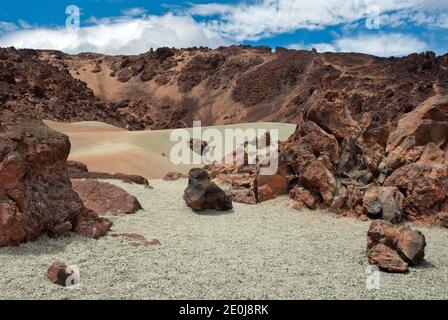 Der Teide Nationalpark liegt auf dem Vulkan Teide auf Teneriffa. Hier ist die atemberaubende Vulkanlandschaft zu sehen. Stockfoto