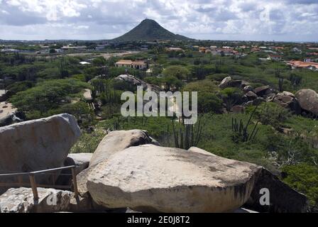 Die Casibari Rock Formation ist eine Gruppe von riesigen Tonalitgesteinen in der Nähe von Hooiberg, Aruba. Stockfoto