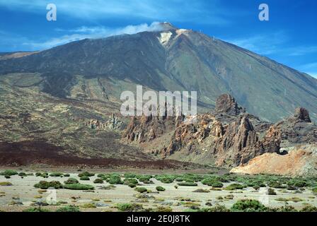 Der Teide-Nationalpark auf Teneriffa befindet sich im Zentrum des Vulkans Teide, der in diesem Bild gezeigt wird. Stockfoto