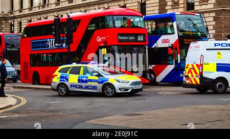 London, Großbritannien - 12. Mai 2018 - EIN Londoner Polizeifahrzeug auf dem Weg zur Notfallorganisation Stockfoto