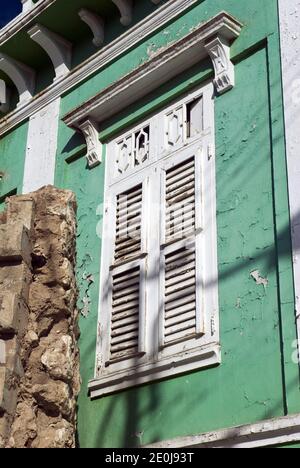 Ein grün-weißes holländisches Kolonialgebäude steht in der Innenstadt von Oranjestad, Aruba. Stockfoto