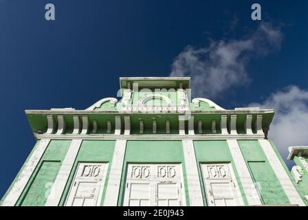 Ein grün-weißes holländisches Kolonialgebäude steht in der Innenstadt von Oranjestad, Aruba. Stockfoto