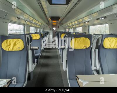 Warschau, Polen - 20. Oktober 2017: Innenraum des leeren Eisenbahnwaggons. Moderner polnischer Economy Class Schnellzug Innenraum. Keine Leute im Hochspinner Stockfoto