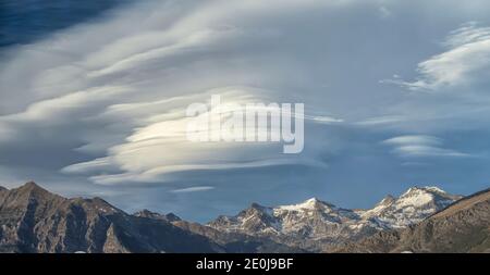 Linsenförmige Wolken über verschneiten Bergen im Skigebiet Boi Taull, Pyrenäen Lleida, Spanien Stockfoto