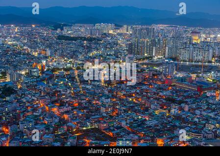 DAEGU, KOREA, 28. OKTOBER 2019: Nachtansicht der Innenstadt von Daegu, Republik Korea Stockfoto