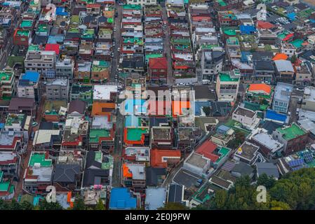 DAEGU, KOREA, 28. OKTOBER 2019: Sonnenuntergang Luftaufnahme der Innenstadt von Daegu, Republik Korea Stockfoto