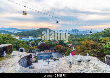 DAEGU, KOREA, 28. OKTOBER 2019: Sonnenuntergang Luftaufnahme der Innenstadt von Daegu, Republik Korea Stockfoto