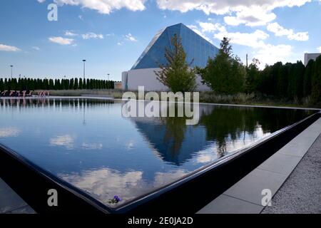 Morden Gebäude außen in Toronto, Kanada mit Reflexion im Wasser Stockfoto