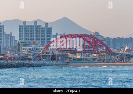 SOKCHO, KOREA, 27. OKTOBER 2019: Skyline von Sokcho hinter dem Meer, Republik Korea Stockfoto