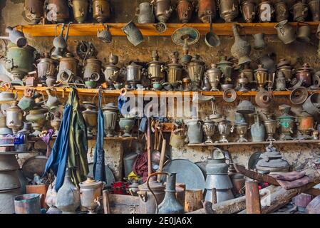 Hardware-Reparaturwerkstatt in Lahij Dorf an den Südhängen des Großkaukasus, Ismailli Region, Aserbaidschan Stockfoto