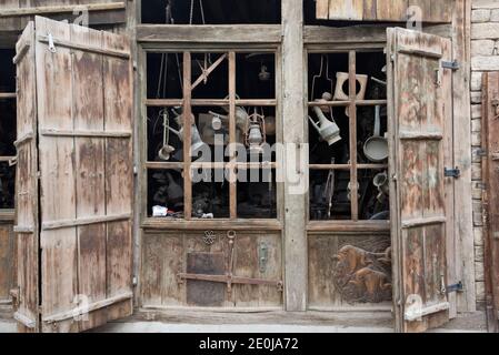 Eisenwarengeschäft in Lahij Dorf an den südlichen Hängen des Großkaukasus, Ismailli Region, Aserbaidschan Stockfoto