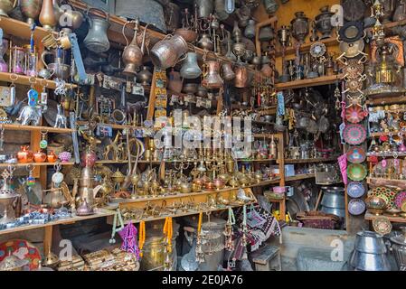 Eisenwarengeschäft in Lahij Dorf an den südlichen Hängen des Großkaukasus, Ismailli Region, Aserbaidschan Stockfoto